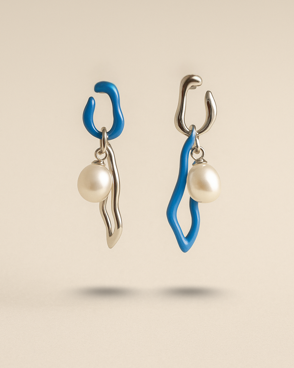 Asymmetrische Emaille Ohrringe mit Perle von PERLI.