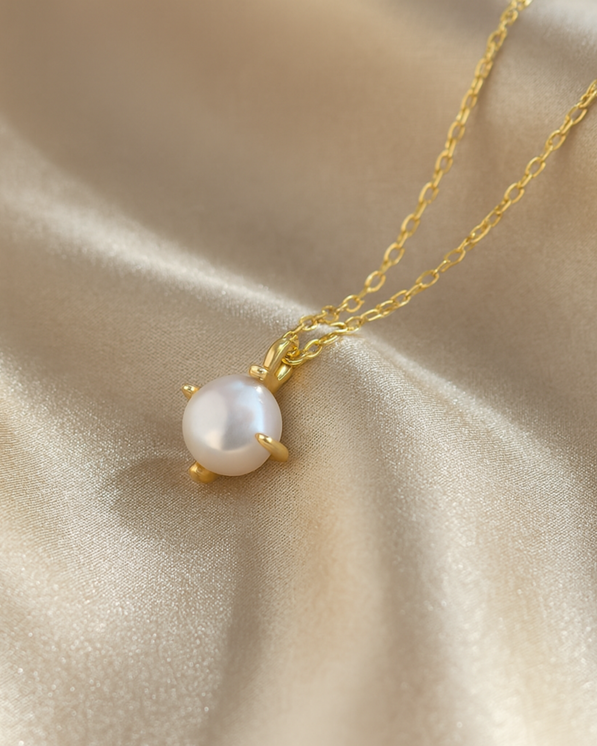 eine vergoldeten Kette aus Silber mit Perle  – minimalistisches Design