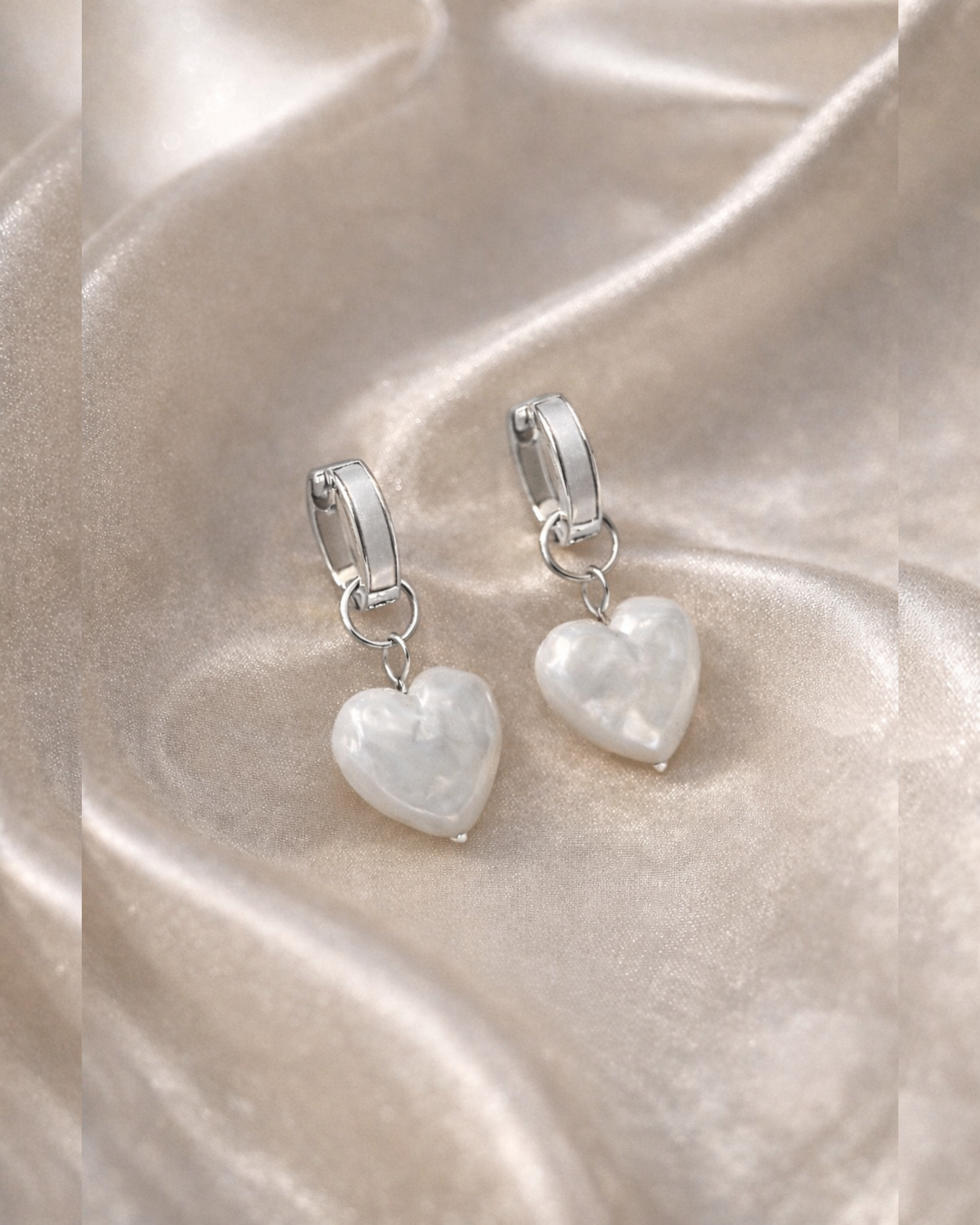 PERLI._Amour_Kollektion_Perlenohrringe_Creolen_mit_Herz_in_silber