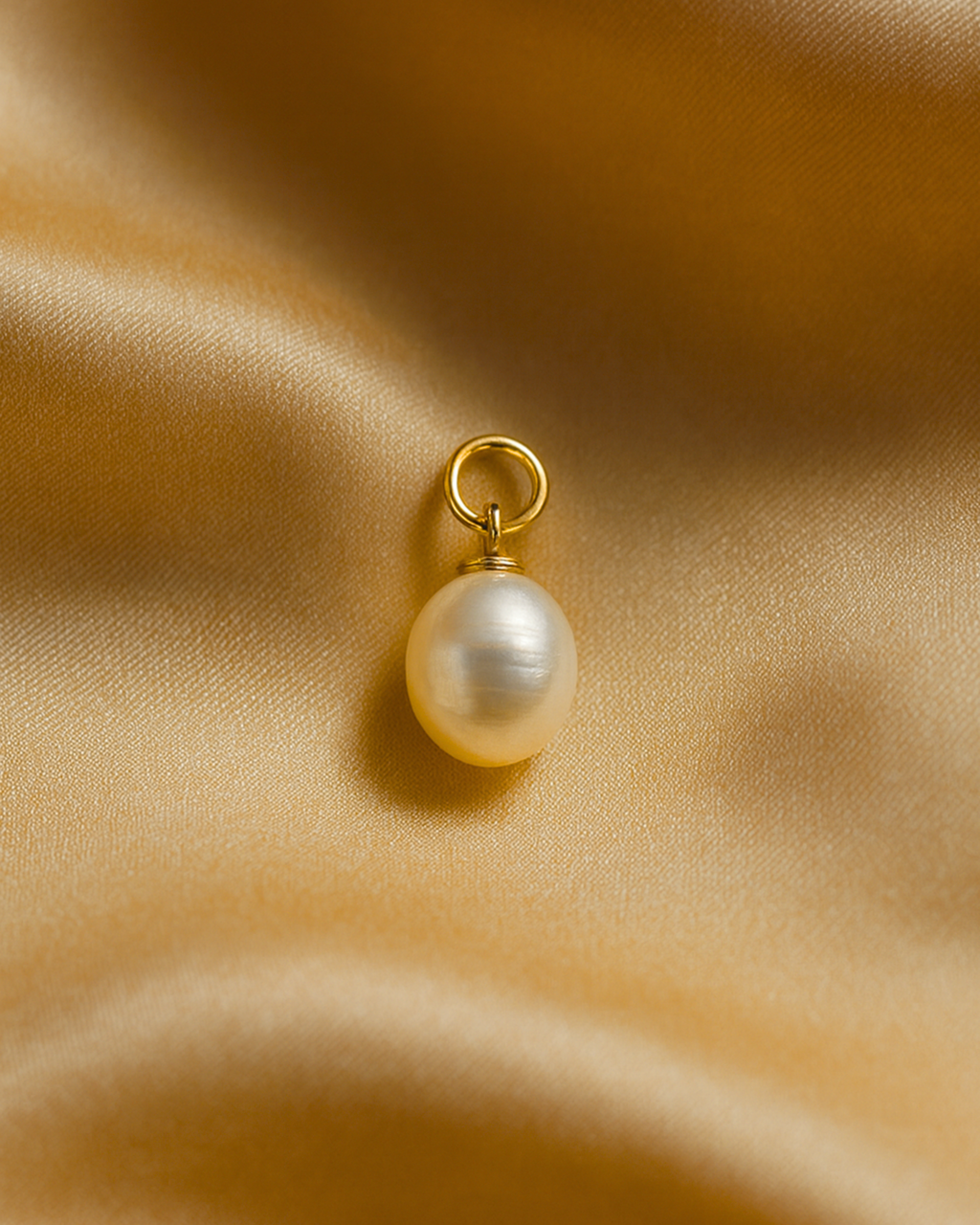 Eleganter Perlenanhänger aus vergoldetem 925 Silber mit echter Süßwasserperle. Zeitlos, feminin & luxuriös – von PERLI.