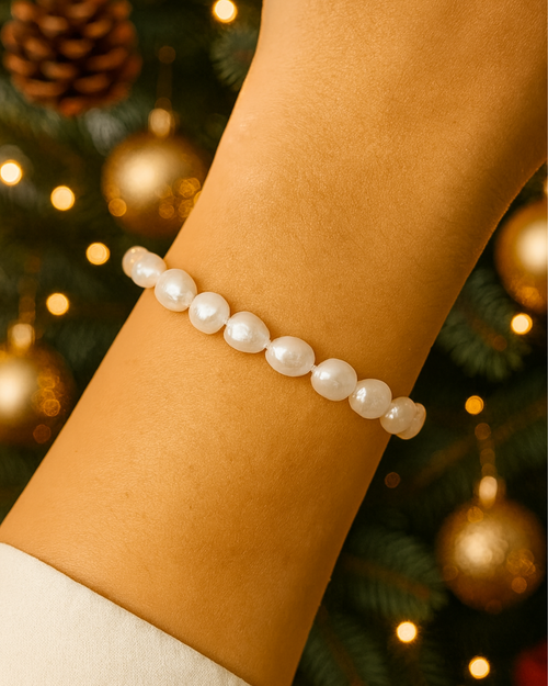 Tragebild von einem Perlenarmband mit umlaufenden Perlen, Sterling Silber Verschluss von PERLI.