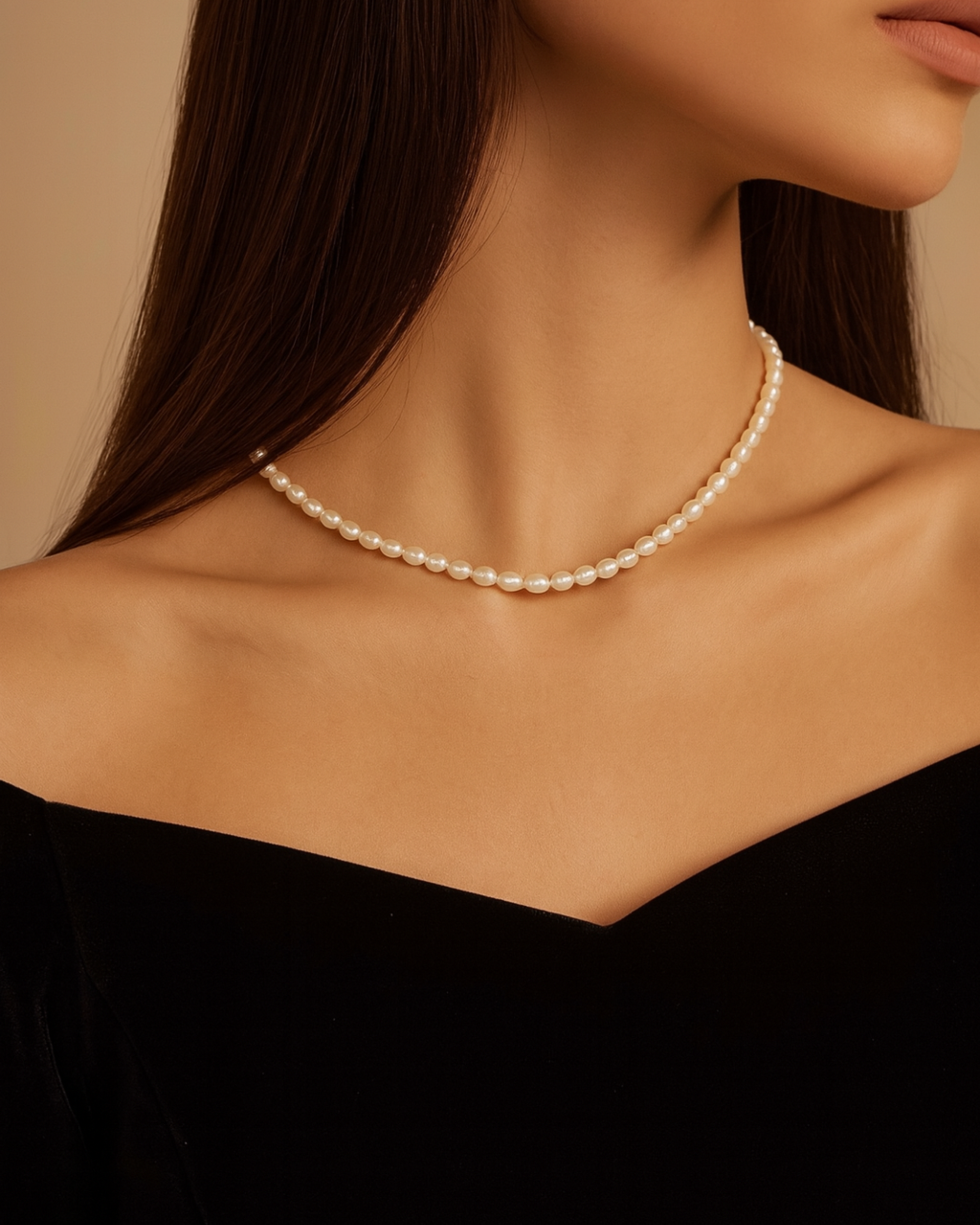 Ein Tragefoto einer Süßwasserperlenkette von PERLI. aus hochwertigen Süßwasserperlen 