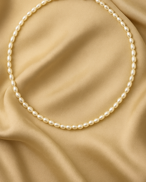 Eine Süßwasserperlenkette von PERLI. aus hochwertigen Süßwasserperlen 