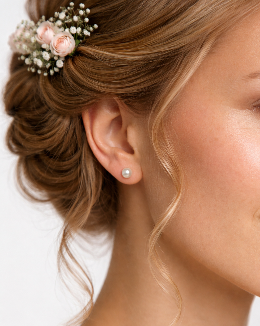 Perlenohrringe Brautjungfern von PERLI. Tragefoto mit Hochsteckfrisur