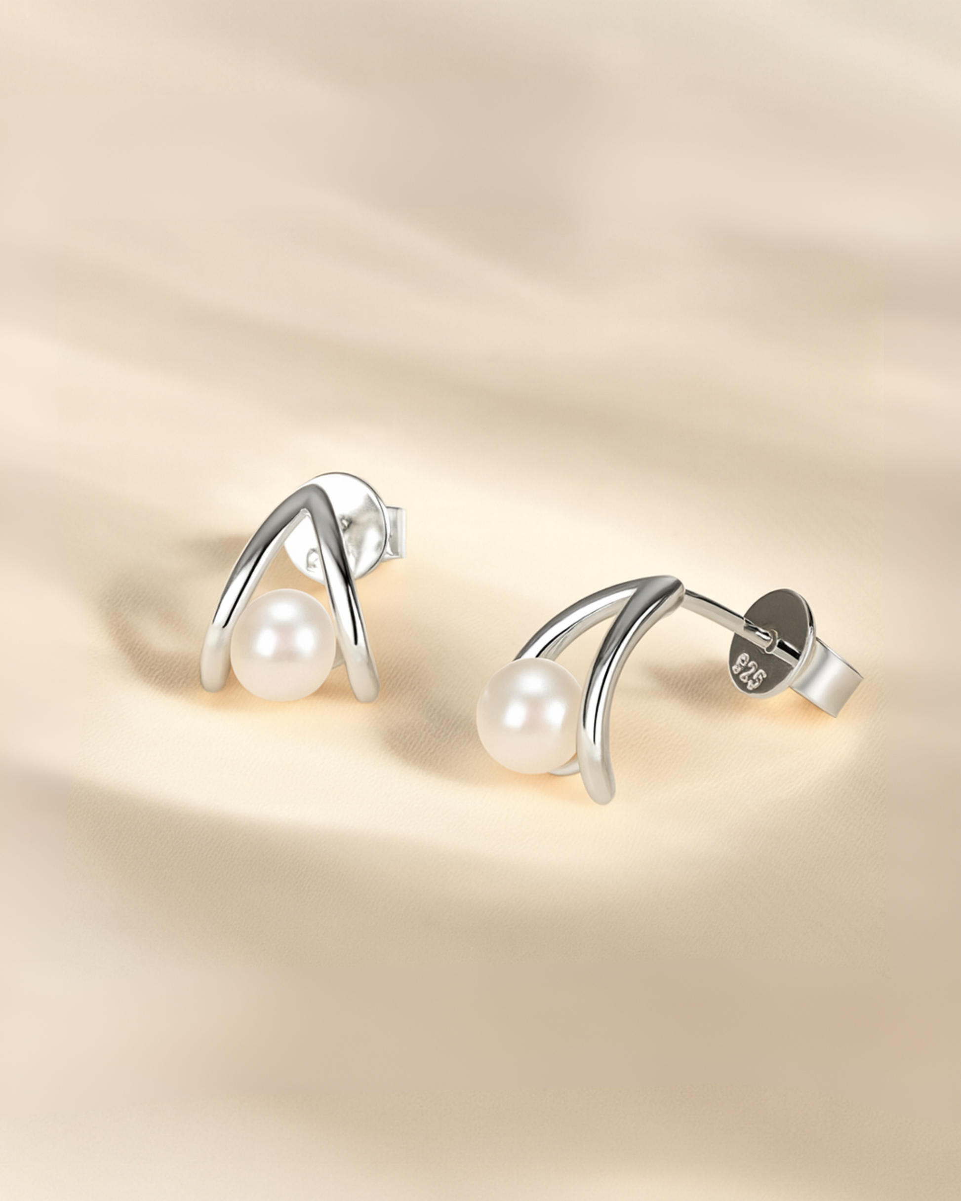 silberne Ohrstecker vergoldet mit Perle – minimalistisches Design