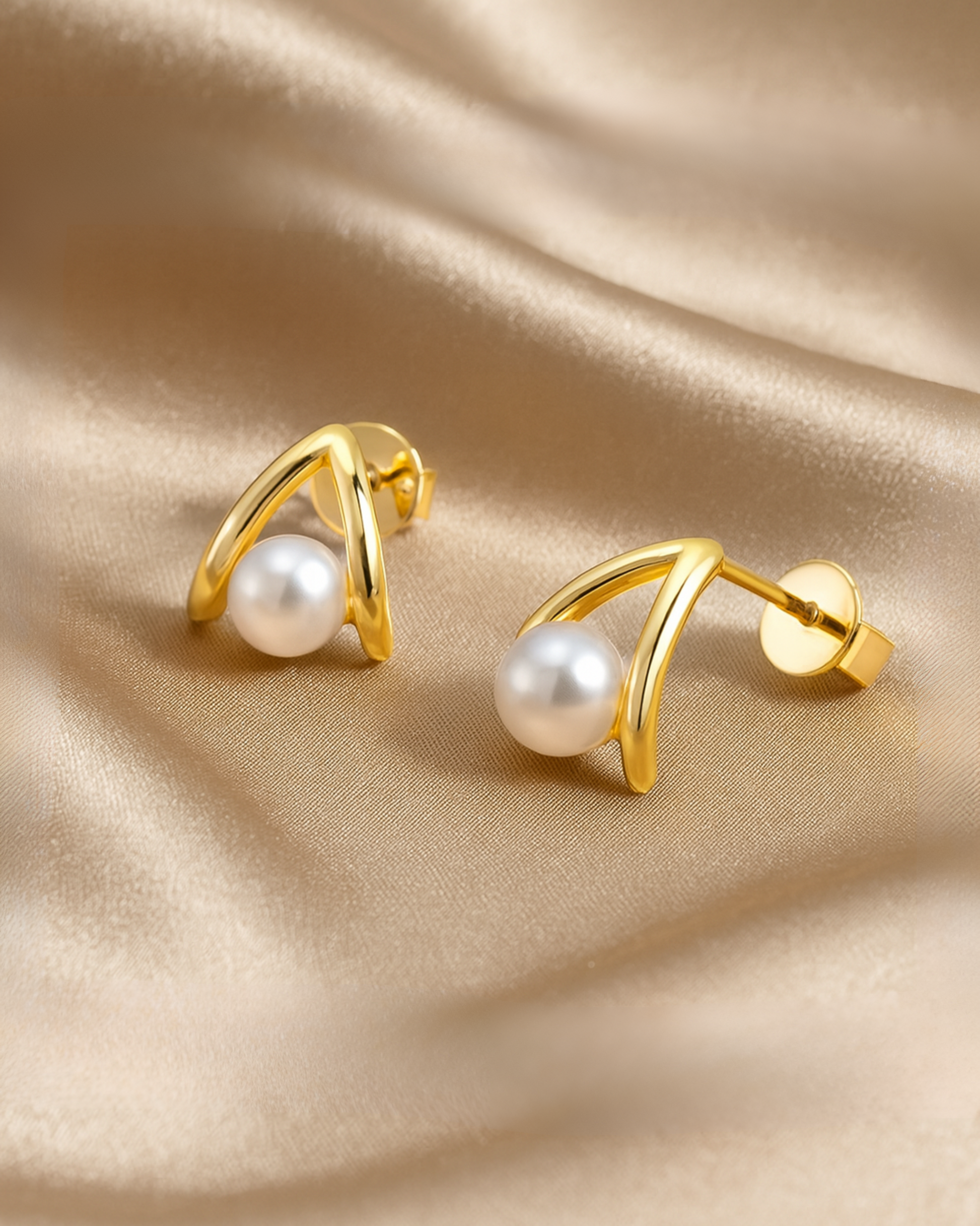 silberne Ohrstecker vergoldet mit Perle – minimalistisches Design