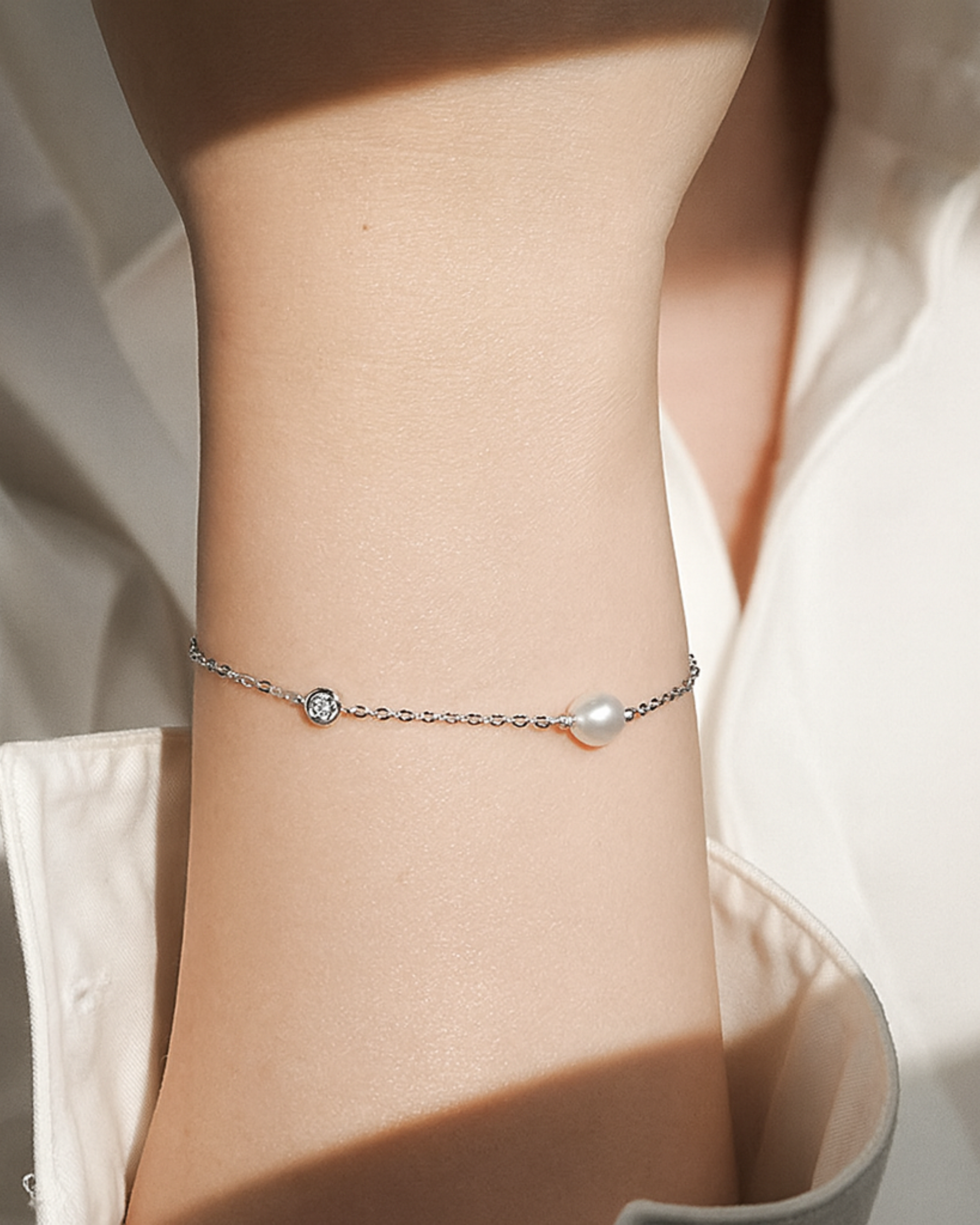 Tragefoto eines vergoldeten Armbandes aus Silber mit Perle und Zirkonia Stein – minimalistisches Design