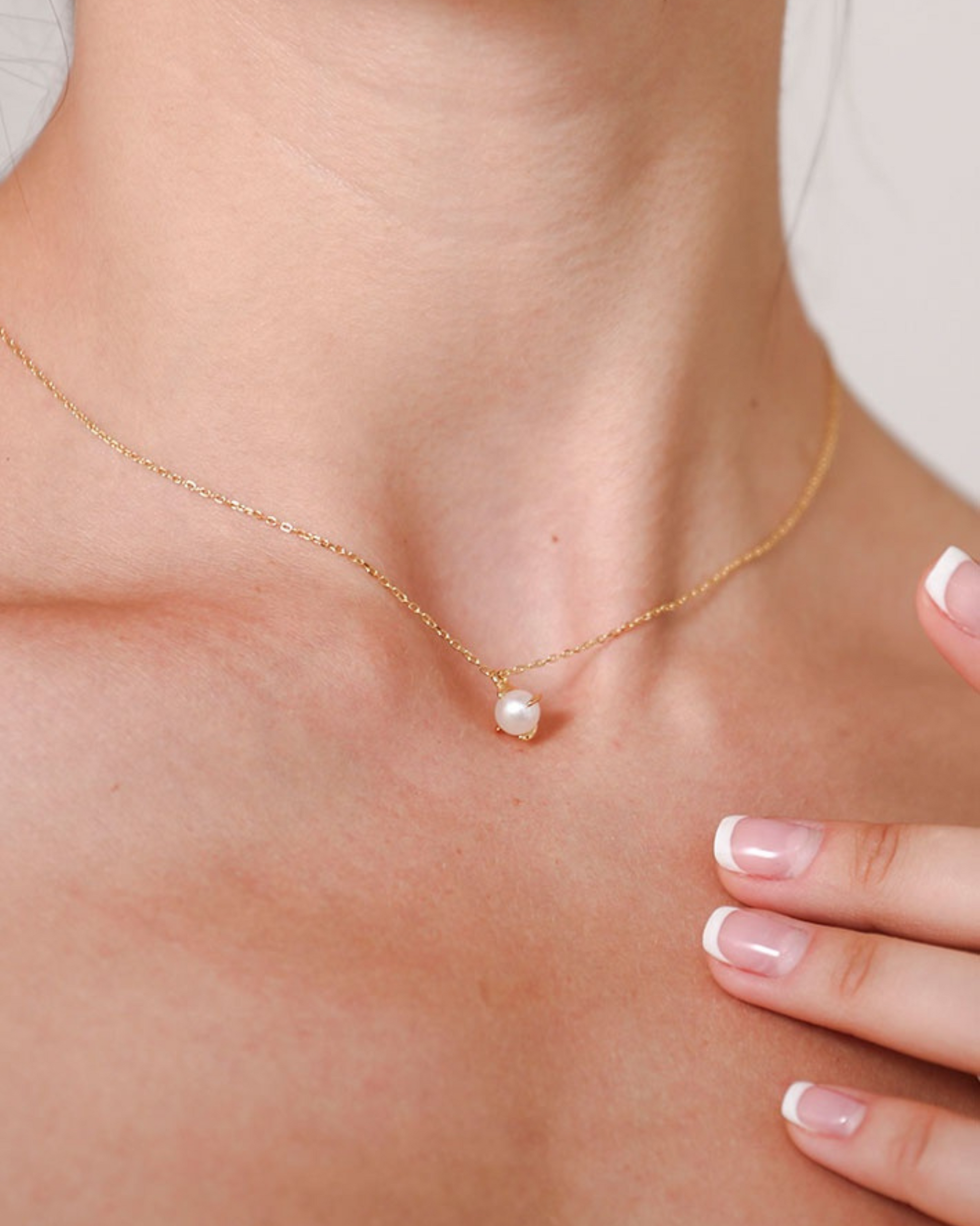 Tragefoto einer vergoldeten Kette aus Silber mit Perle – minimalistisches Design