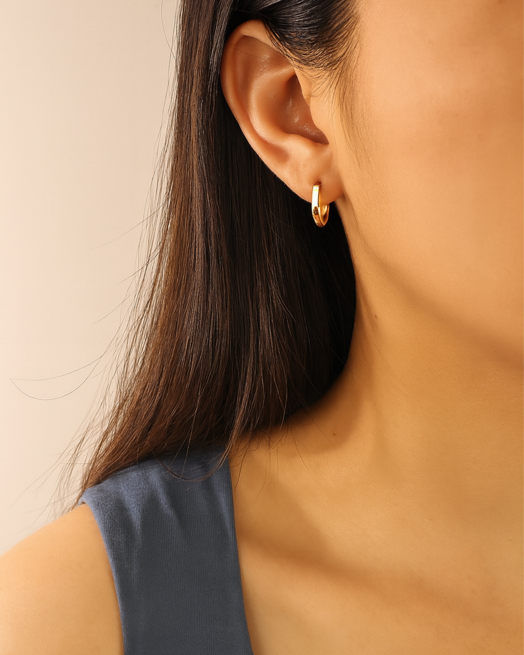 Tragefoto von Creolen aus Sterling Silber, vergoldet - minimalistisches Design