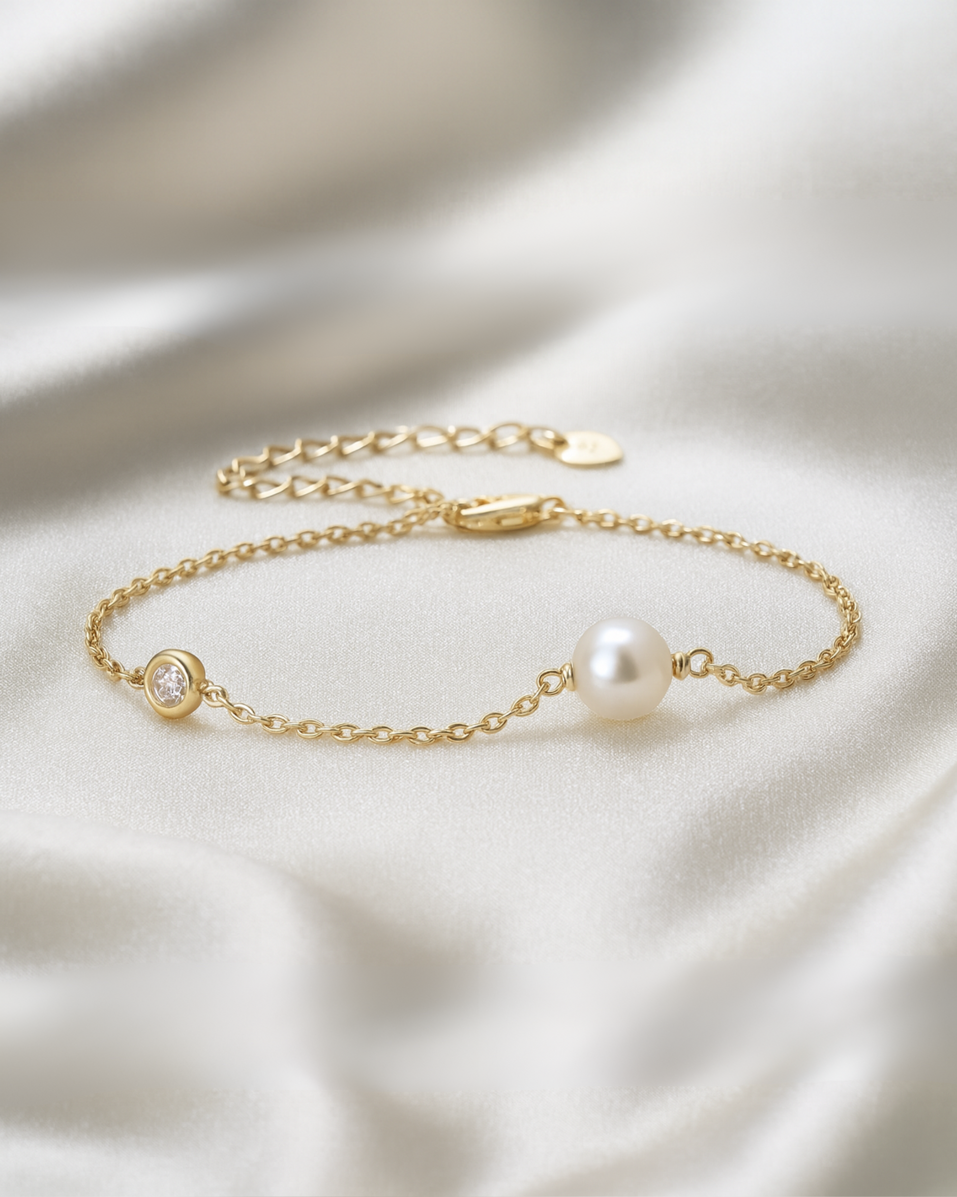 Vergoldetes Armband aus Silber mit Perle und Zirkonia Stein – minimalistisches Design