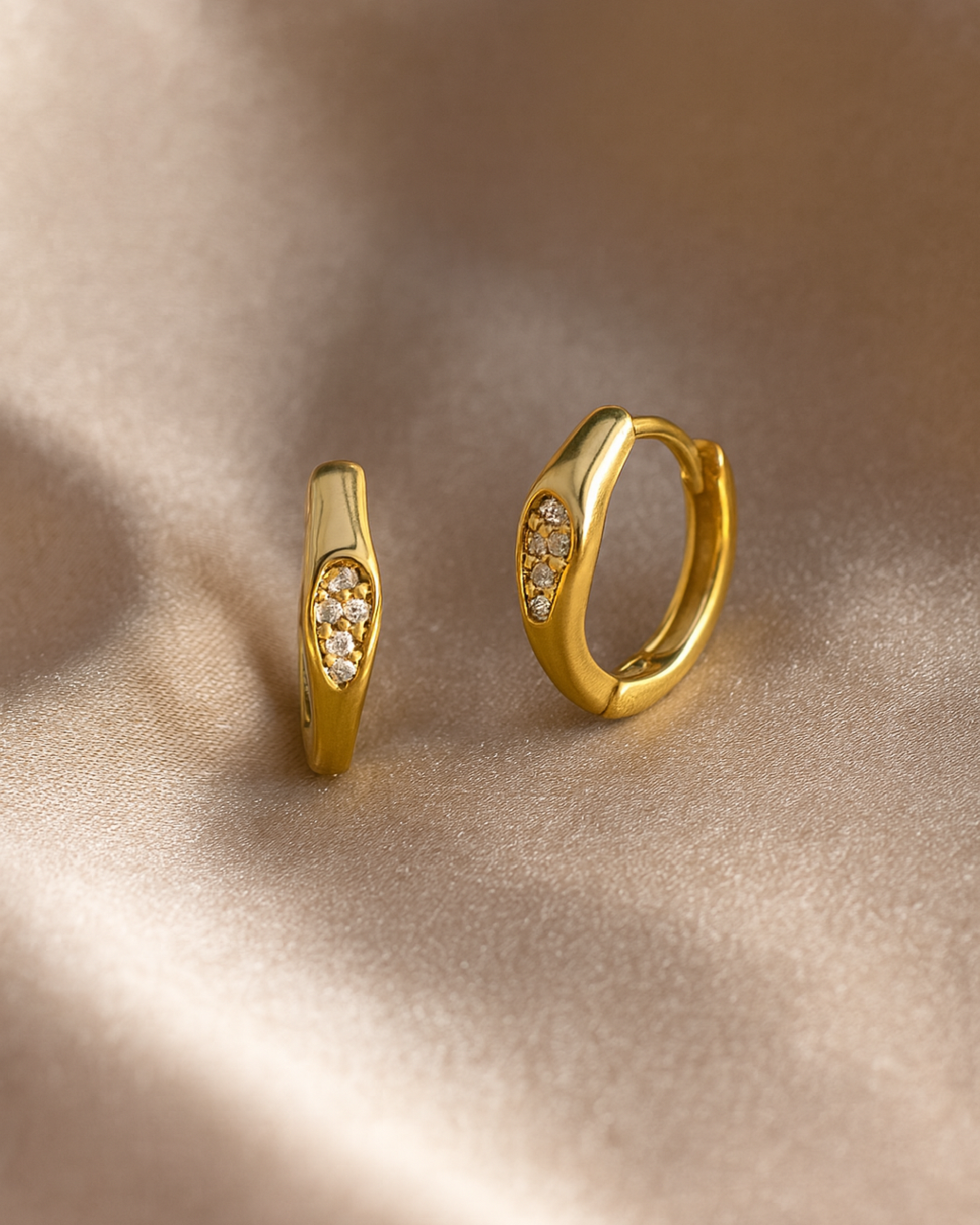 asymmetrische Hoops mit Zirkonia Steinen von PERLI.