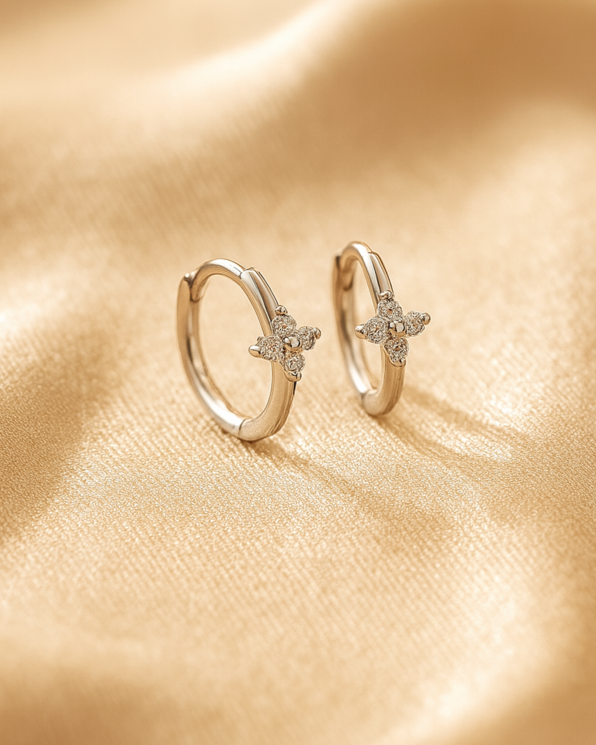 Creolen in Blumenform aus Sterling Silber mit Zirkonia von PERLI.