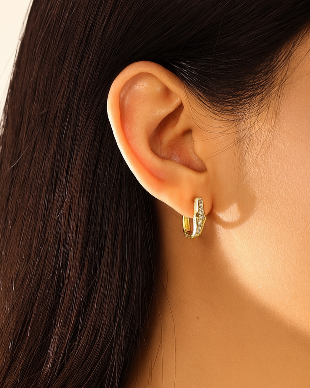 Tragefoto von Sterling Silber Ohrringe mit Zirkonia Steinen, vergoldet von PERLI.