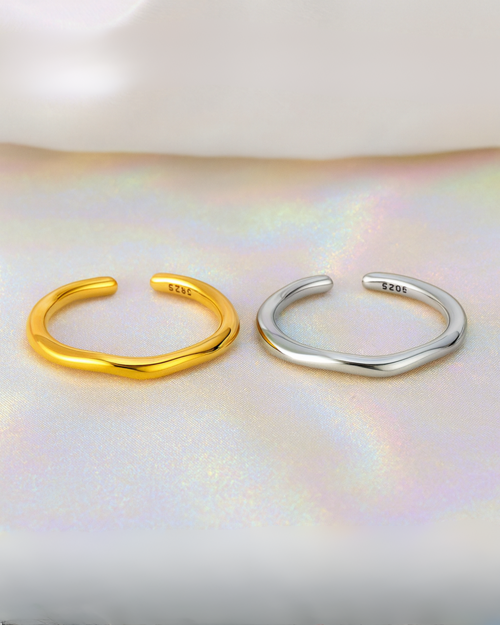 Minimalistischer Ring aus 925 Silber, geschwungene Form. Verstellbar & auch als 18k vergoldete Version erhältlich