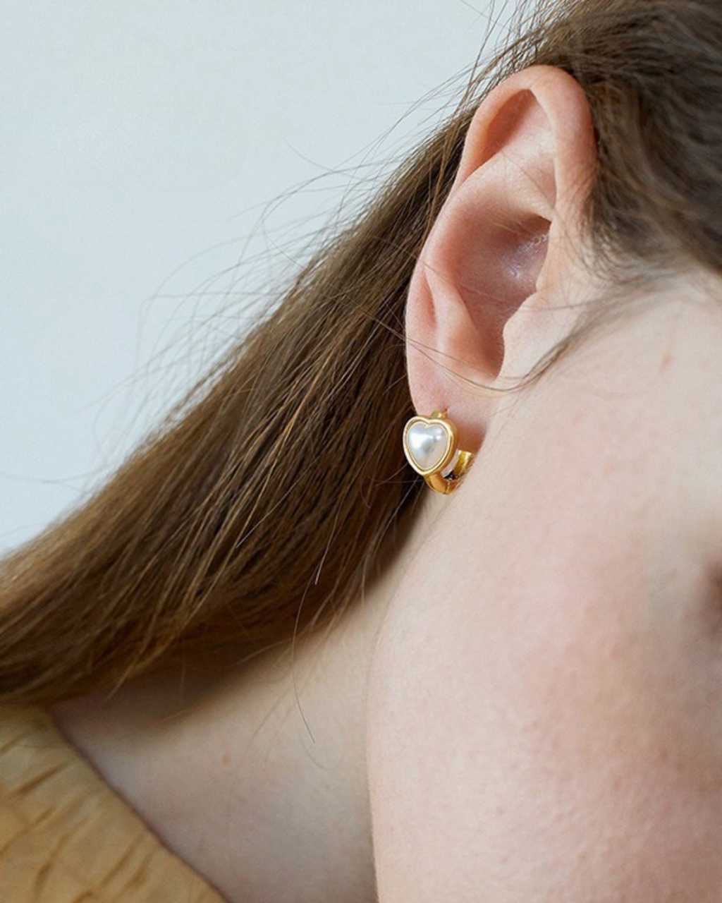 Tragefoto von Herz Ohrringen Perlmutt sterling silber, vergoldet - minimalistisches Design
