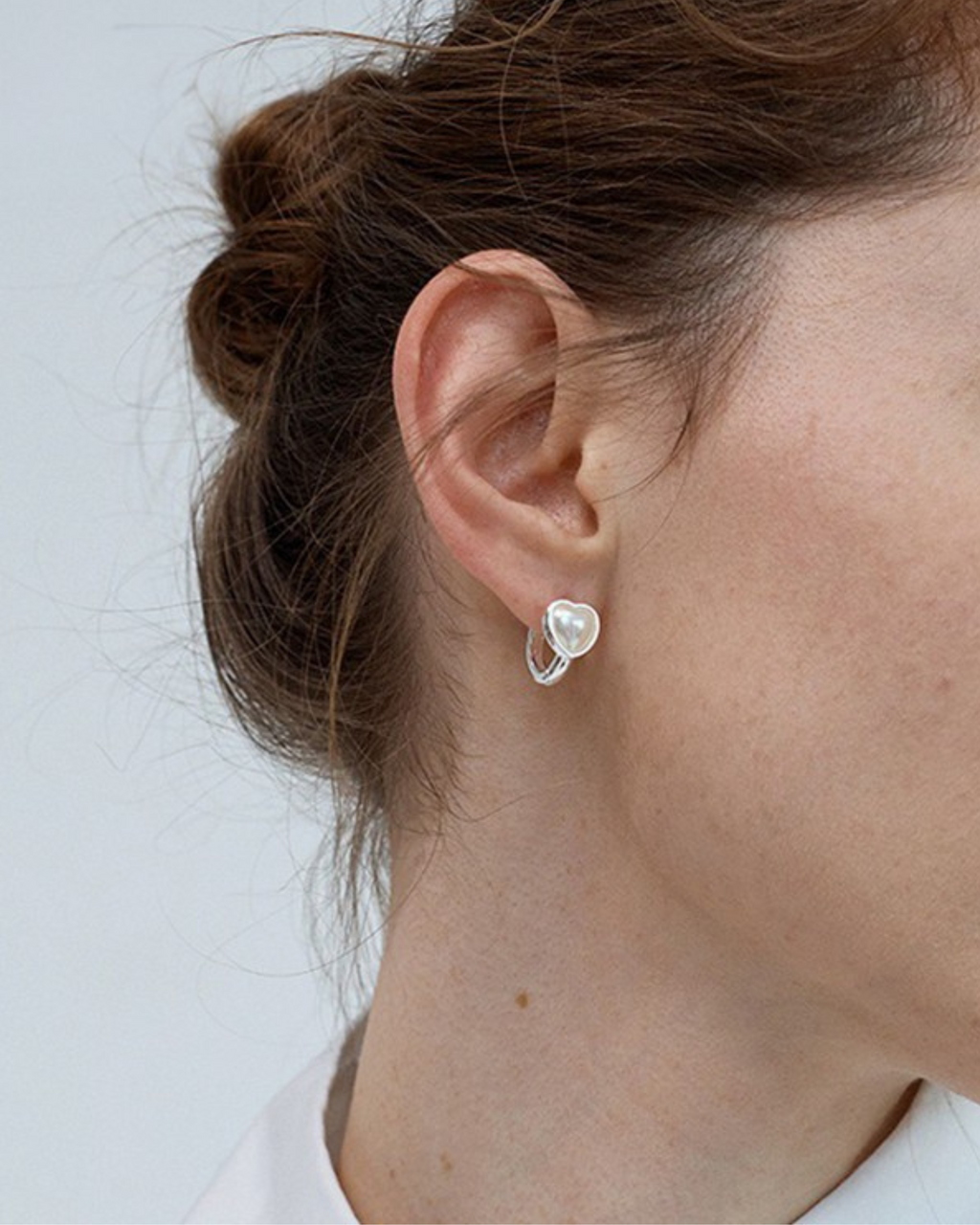 Tragefoto von Herz Ohrringen Perlmutt sterling silber - minimalistisches Design