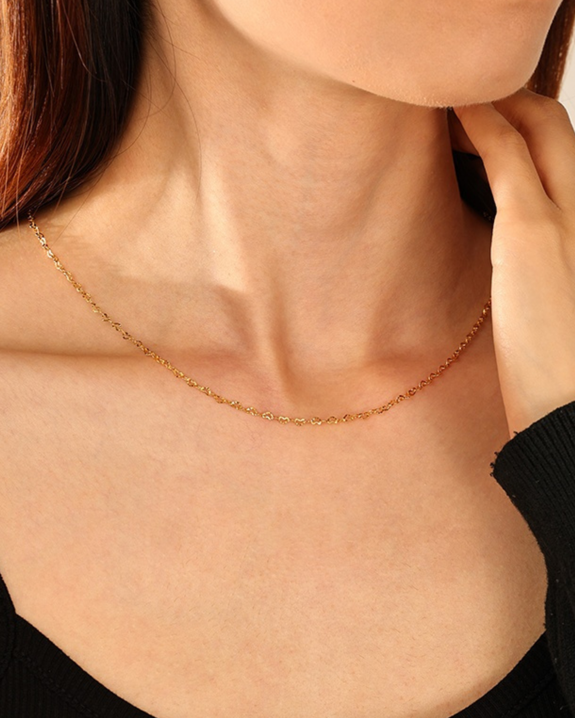 Tragefoto einer vergoldeten Kette aus Silber mit Herzen – minimalistisches Design