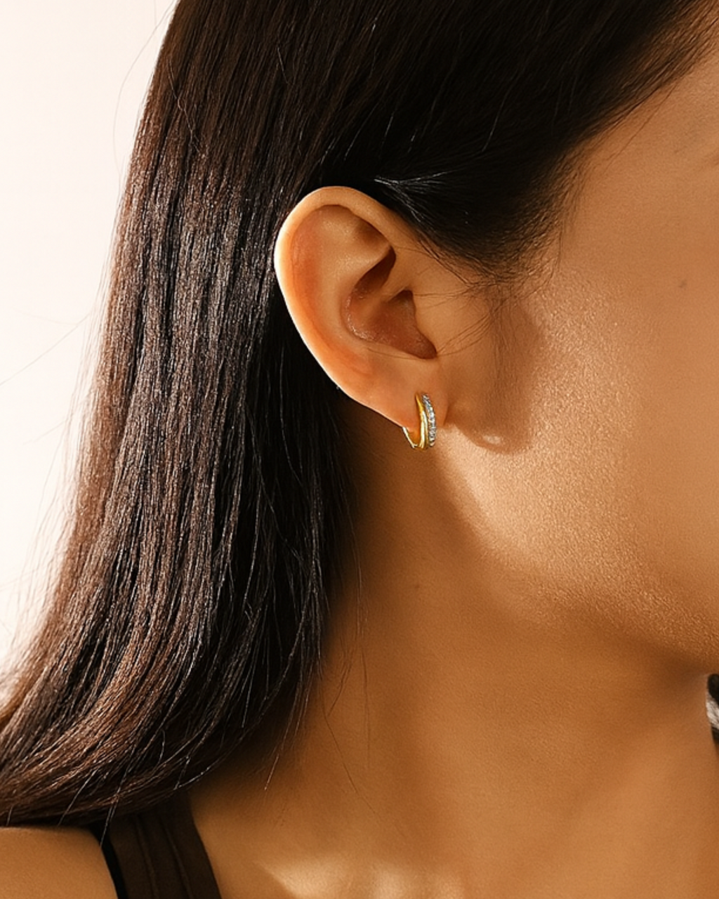 Tragefoto Bicolore Ohr Hoops mit Zirkonia Stein – minimalistisches Design